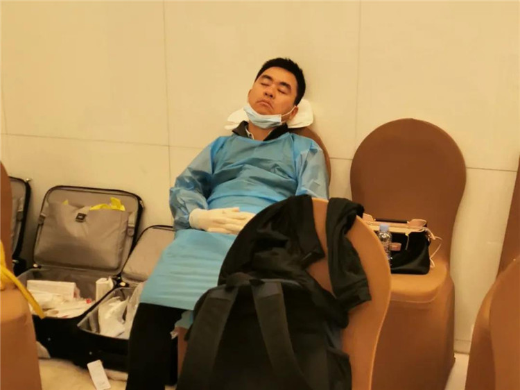 連續值守后在采樣點椅子上睡著的疾控人員.jpg