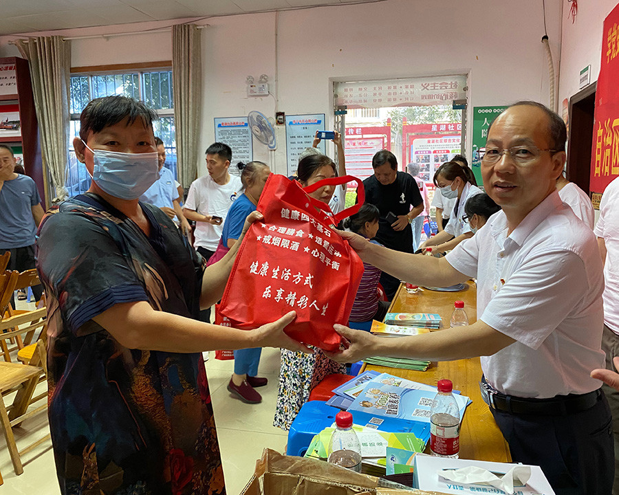 中心黨委書記呂煒為社區居民送上健康小禮品.jpg